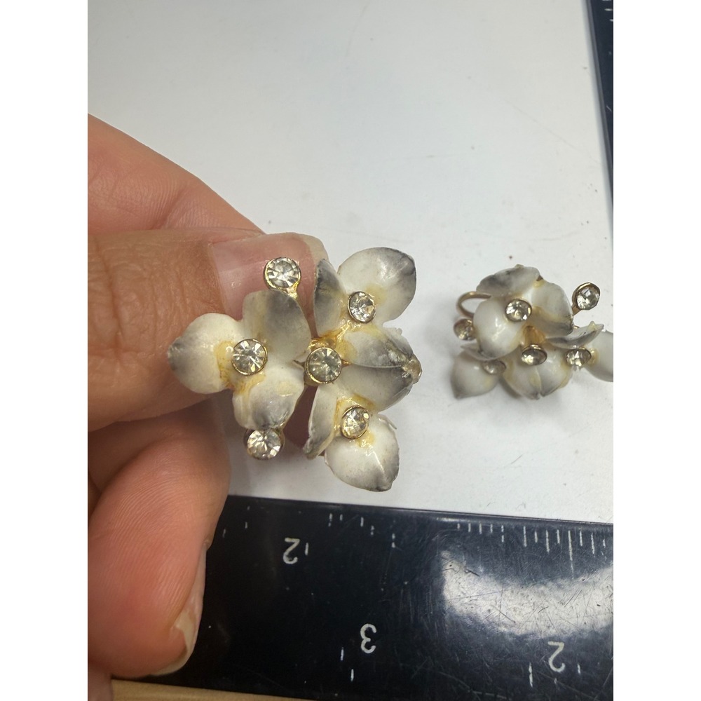 Vintage Enamel Flower Rhinestone Screw Back Earrings White Grey Floral Cluster